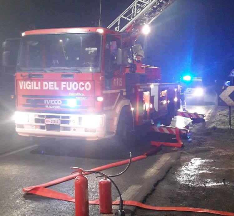 Fumo dal tetto di una casa, pronto intervento dei pompieri