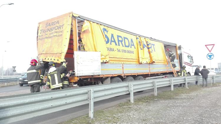 Sbilanciamento del carico di un tir, traffico deviato sulla via Mantova