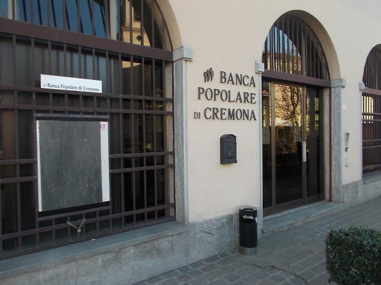 Esplosione nella notte, colpo da ottomila euro al bancomat