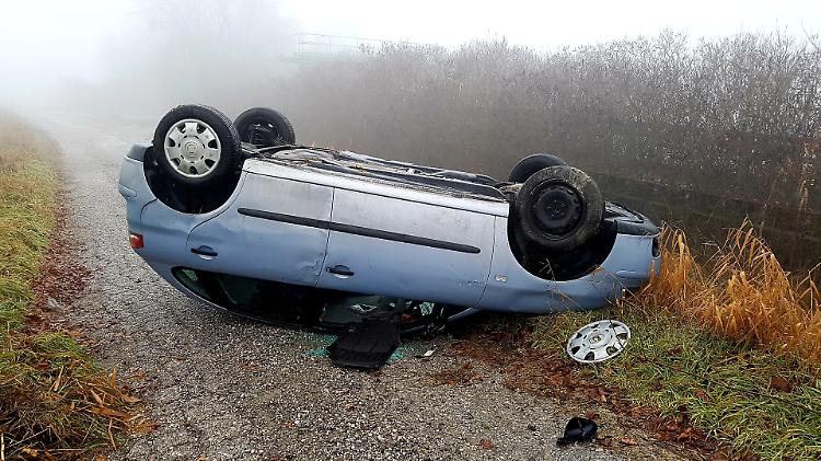 Perde il controllo dell'auto sull'argine, ferite lievi