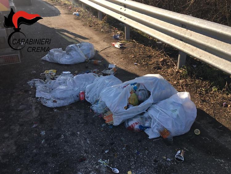 Rifiuti abbandonati in piazzole di sosta, tre denunciati