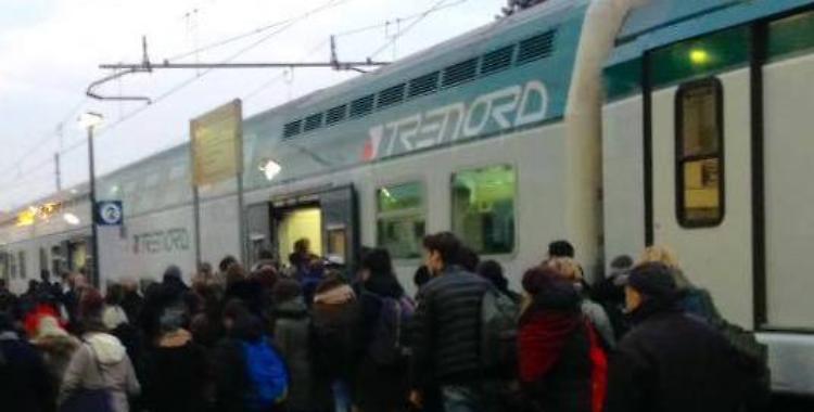 Guasti, mattinata nera. L'ira dei pendolari per i ritardi