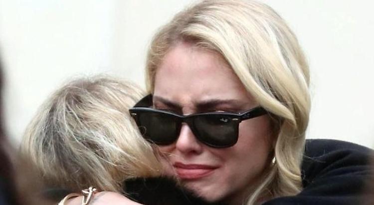 Chiara Ferragni in lacrime al funerale di Alessio Sanzogni