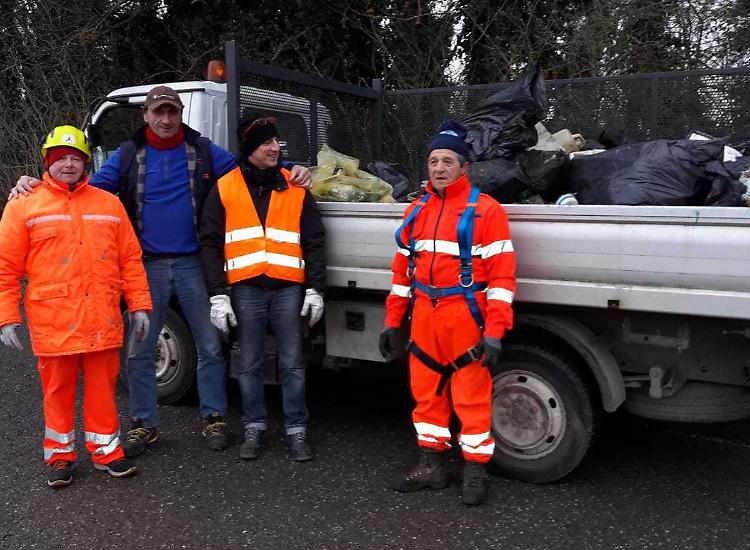 Volontari in azione, scovata discarica di eternit