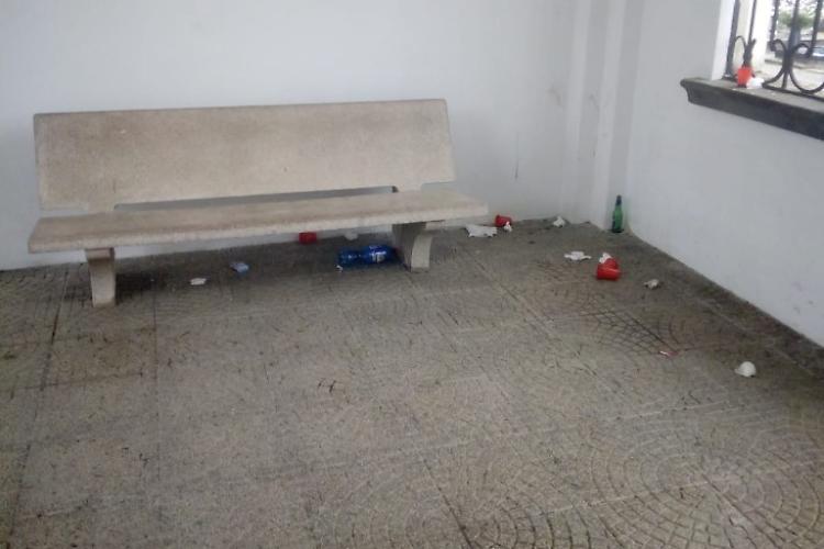 Notte brava, il cimitero come latrina