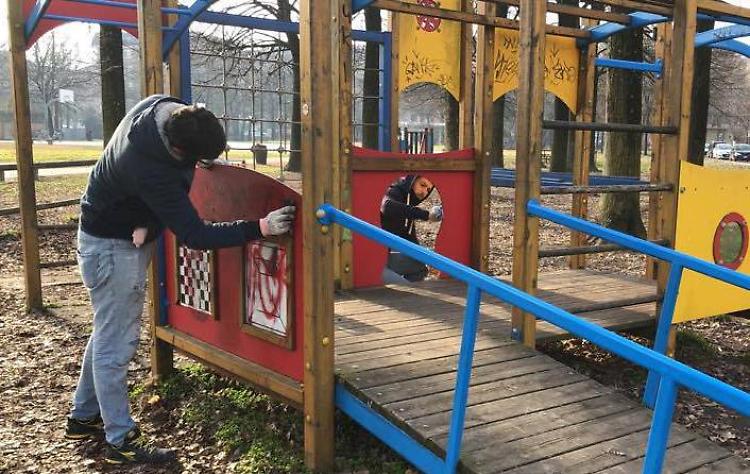 Svastiche sui giochi dei bimbi, il Comune sporge denuncia