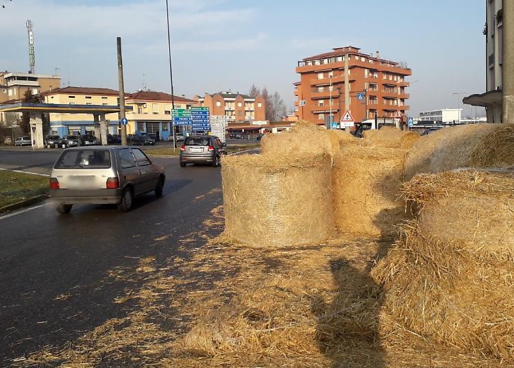 Trattore perde rotoballe, Largo Moreni in tilt