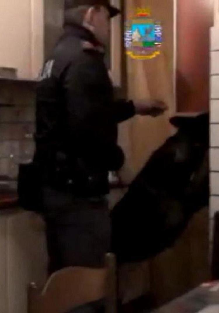 Finti carabinieri rubano in due case