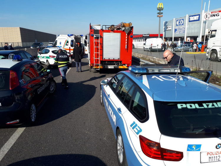 Furgone tampona auto, ferite gravi per un anziano