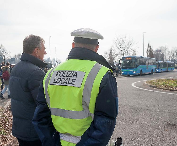 Torriani, caos e sosta selvaggia: i vigili fanno spostare 30 macchine