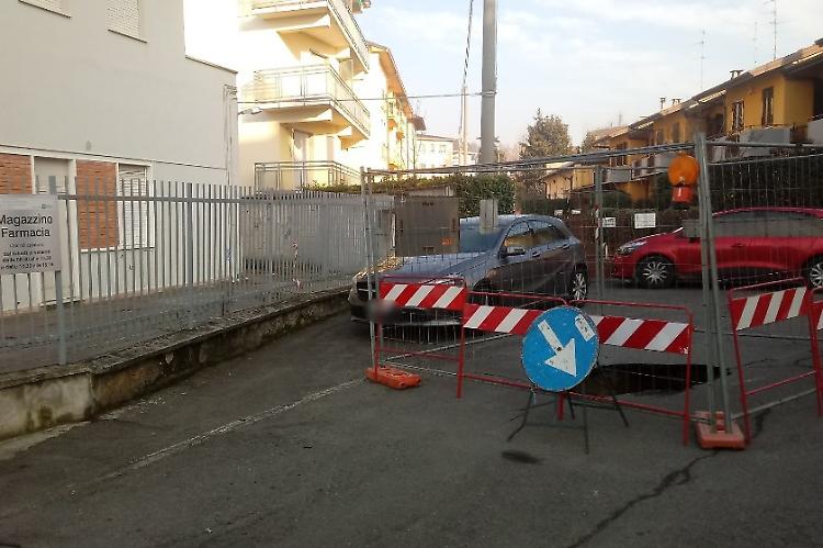Cede l'asfalto, voragine davanti ai magazzini dell'ospedale