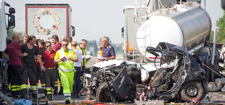 Strage in A21, impossibile provare la stanchezza del camionista: assolti