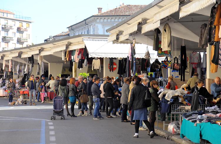 Borseggiatori e questua molesta: 'Il mercato è zona critica'
