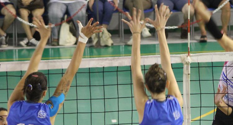 Arbitro minacciato dai genitori, i dirigenti li lasciano soli