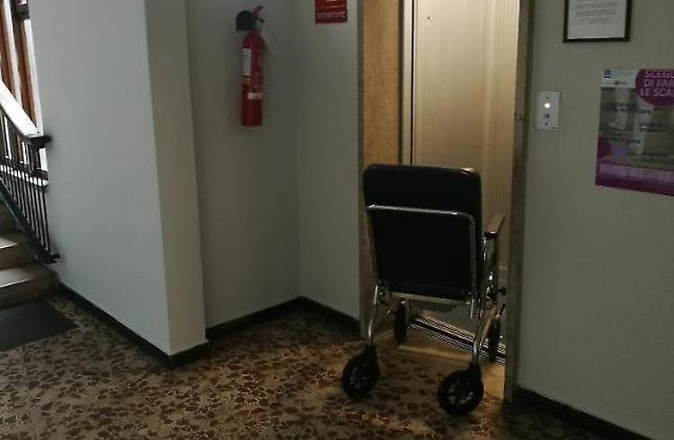 Asst di via Gramsci, 'Ascensore ancora inaccessibile alle carrozzine'