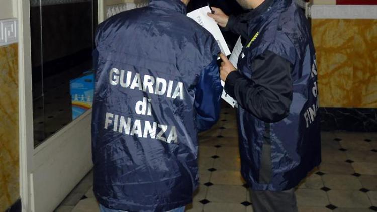 Falsi finanzieri truffano un’anziana, poi folle inseguimento
