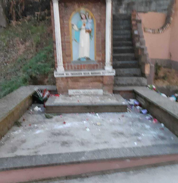 Vandalismi alla santella, distrutti i vasi di fiori