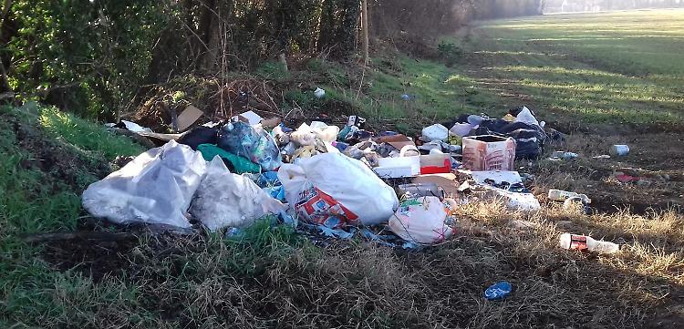 Emergenza rifiuti, vandali e incivili nei parchi