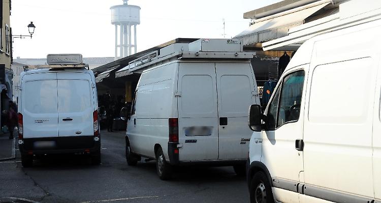 Mercato, sosta selvaggia dei furgoni: giro di vite