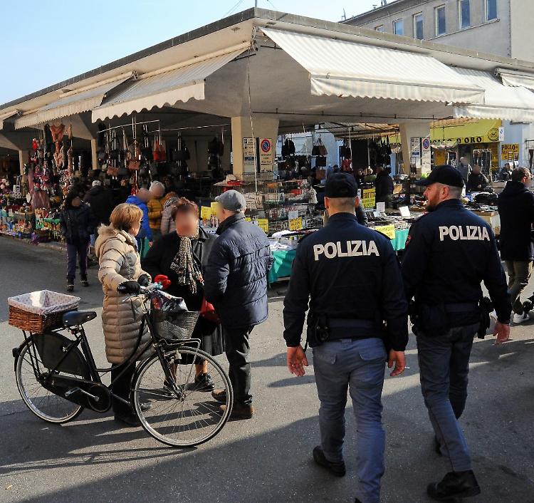 Mercato, questua molesta: al via i controlli