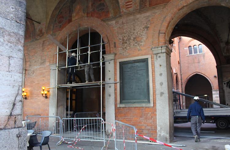 Archi del Comune in sicurezza dopo il crollo dei calcinacci