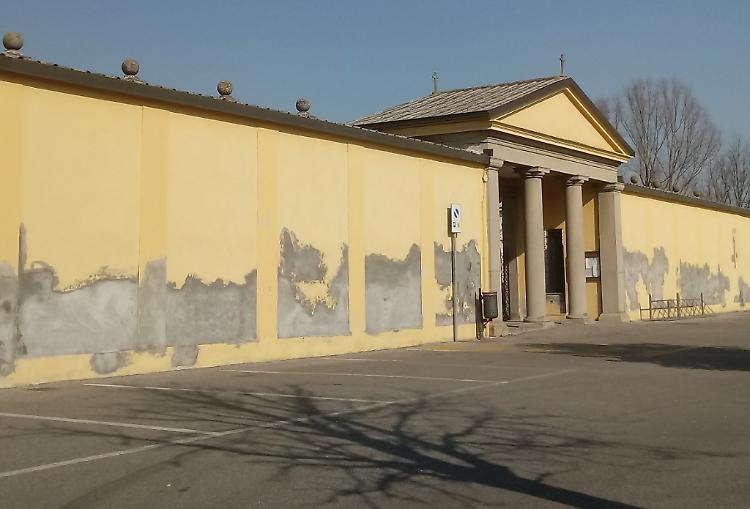 San Bernardino: cimitero in balia del degrado