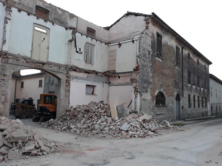 Demolizione della cascina, rimosso anche il camion