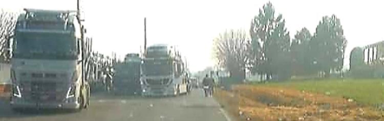 Sosta selvaggia di bisarche in via Albarone
