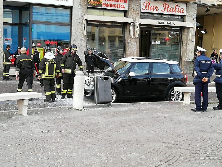 Auto prende fuoco sul Listone, incendio subito domato