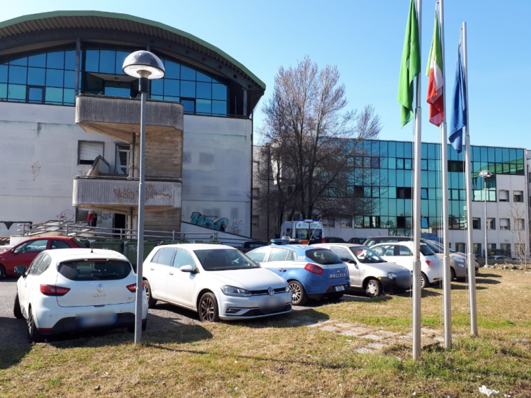Giù dalla finestra della scuola, grave ragazza di 15 anni