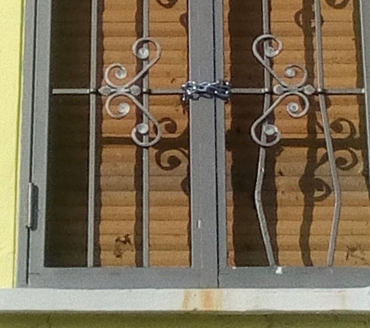 Con il cric sotto la finestra,  ma il padrone di casa si sveglia