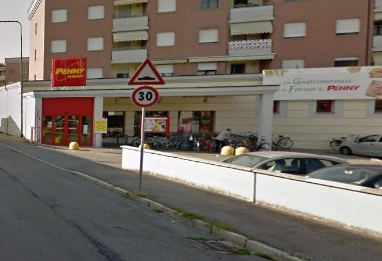Ruba whisky al supermercato, bloccato e denunciato