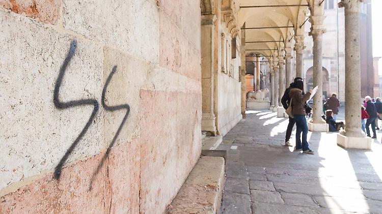 Raid vandalico, imbrattati il duomo e i muri del centro storico