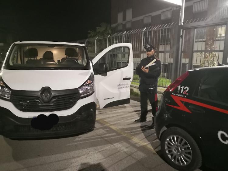 Vedono i carabinieri, lasciano il furgone rubato e scappano