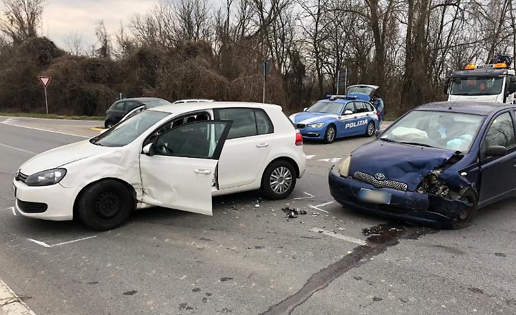Schianto tra due auto all'incrocio, 42enne all'ospedale