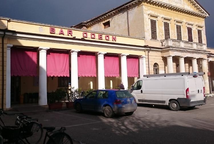Bicchieri e parole di troppo, in tre alle mani