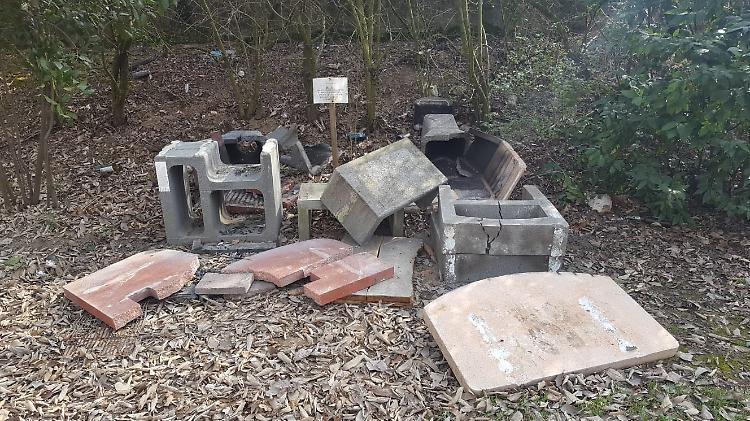 Vandali in azione, devastato il parco giochi