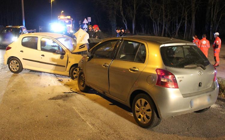Scontro frontale tra auto, ferite serie per i due conducenti