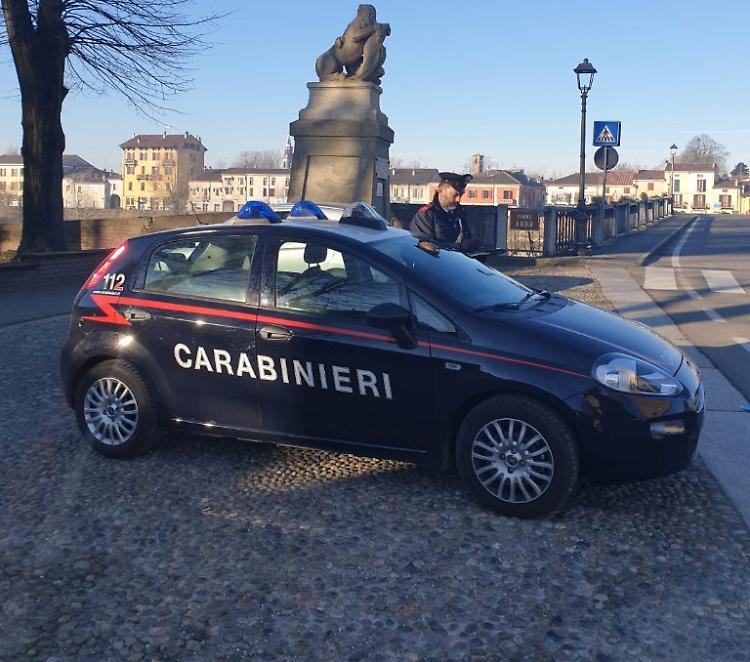Nozze combinate per ottenere la cittadinanza, rimpatriato