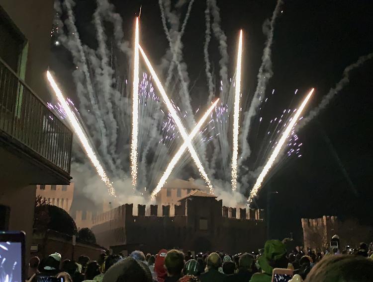 Folla e maschere per il Martedì Grasso. E il castello brilla