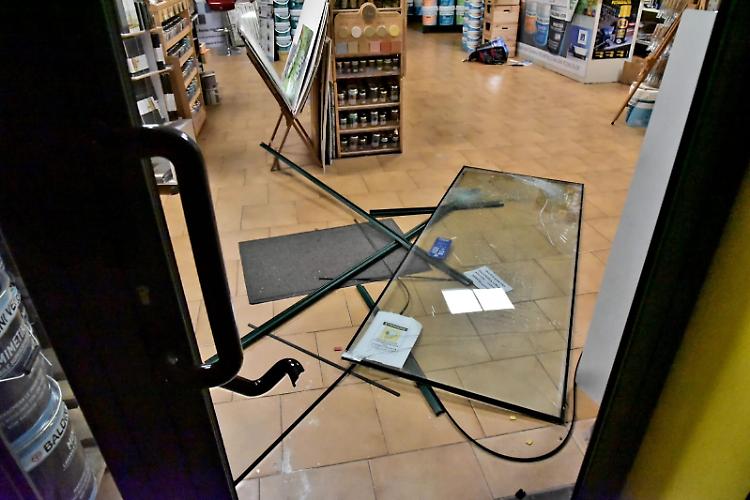 Ruba le monete al colorificio Alquati e ne perde metà per strada 