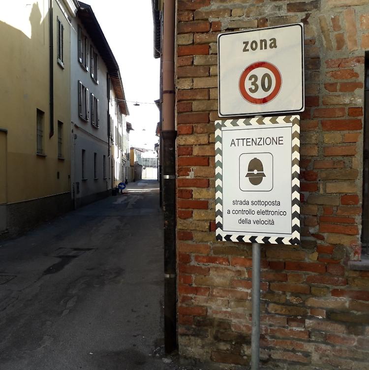 Via Valera, cartello fai da te per far rallentare le auto