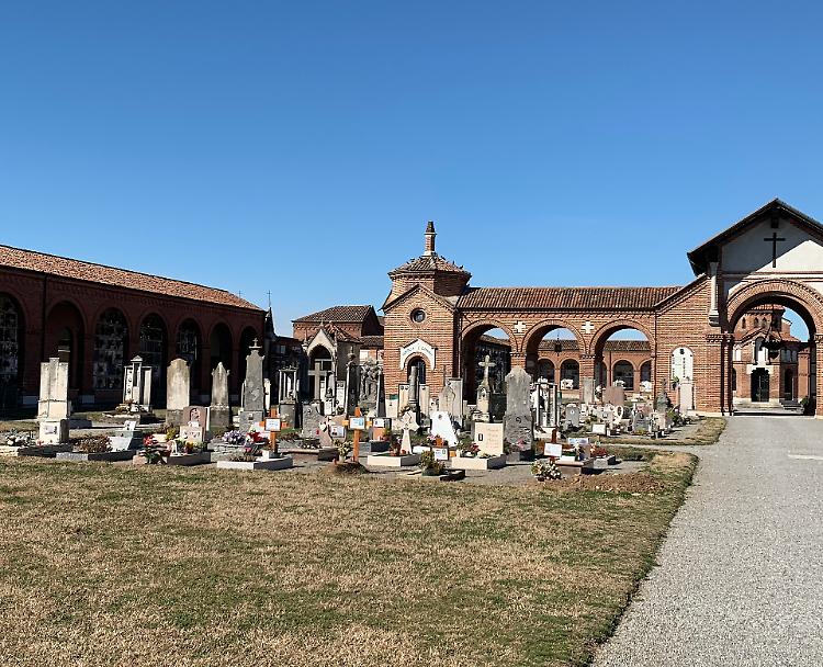 Cimitero nel mirino, furti e dispetti: è protesta