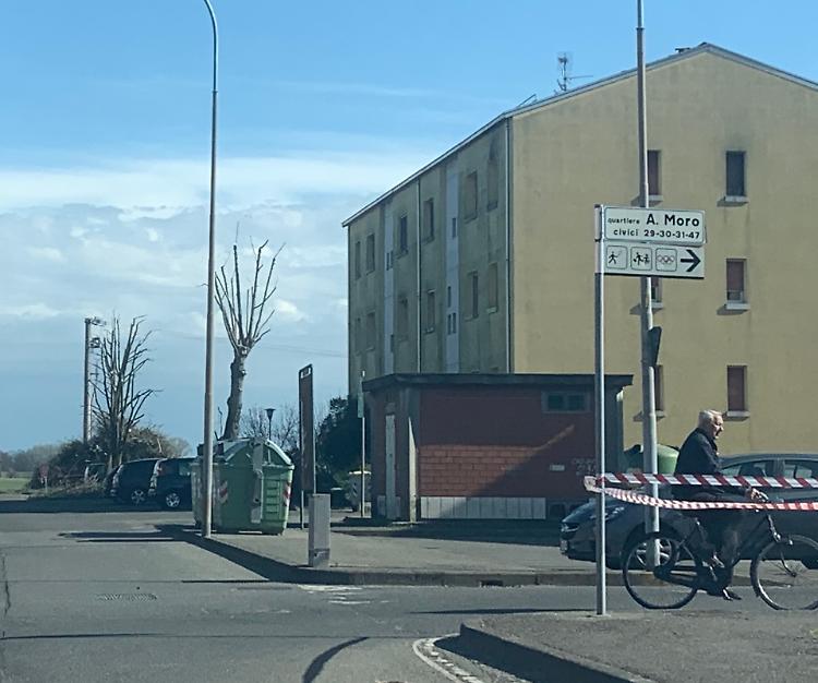Donna lo abbraccia e gli sfila il Rolex, 60enne derubato a Castelvetro