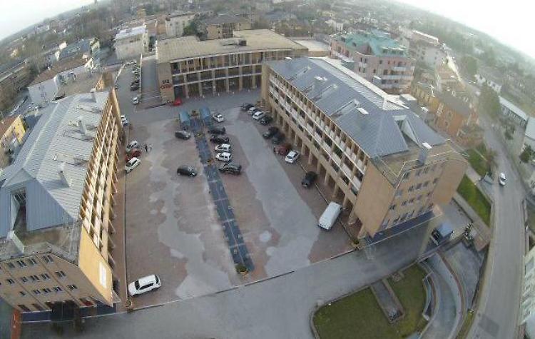 Piazzale della Coop: «Instabile, va sistemato»