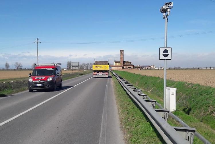 Sfreccia a 171 km orari, multa da 1.000 euro