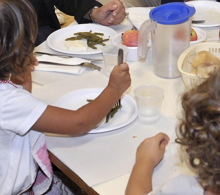 In mensa stoviglie degradabili e i costi non ricadranno sulle famiglie