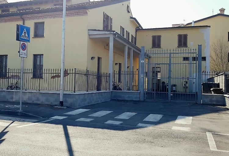 Il diverbio finisce a botte davanti alla Casa dell'Accoglienza