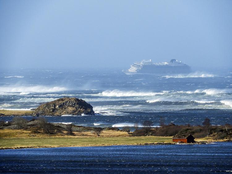 Norvegia, evacuati 1300 da una nave crociera