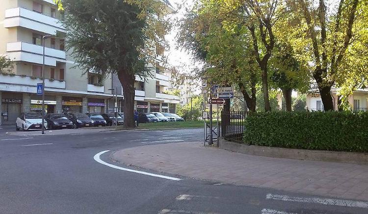 Fermate dei bus: «Mancano pensiline e segnaletica»